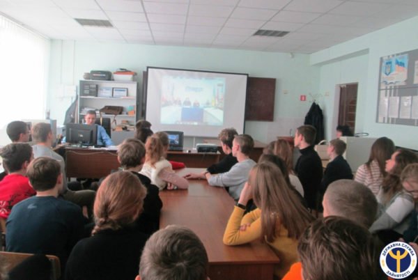 На Черкащині школярі можуть відвідати навчальні заклади онлайн